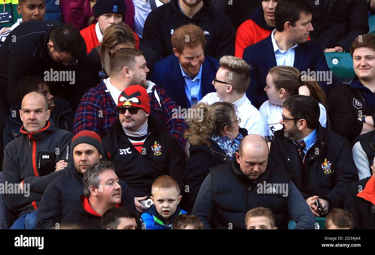 Le prince Harry, Patron de la Rugby Football Union (RFU) siège avec des partisans pendant la séance de formation du Rugby au stade de Twickenham, Londres. Banque D'Images