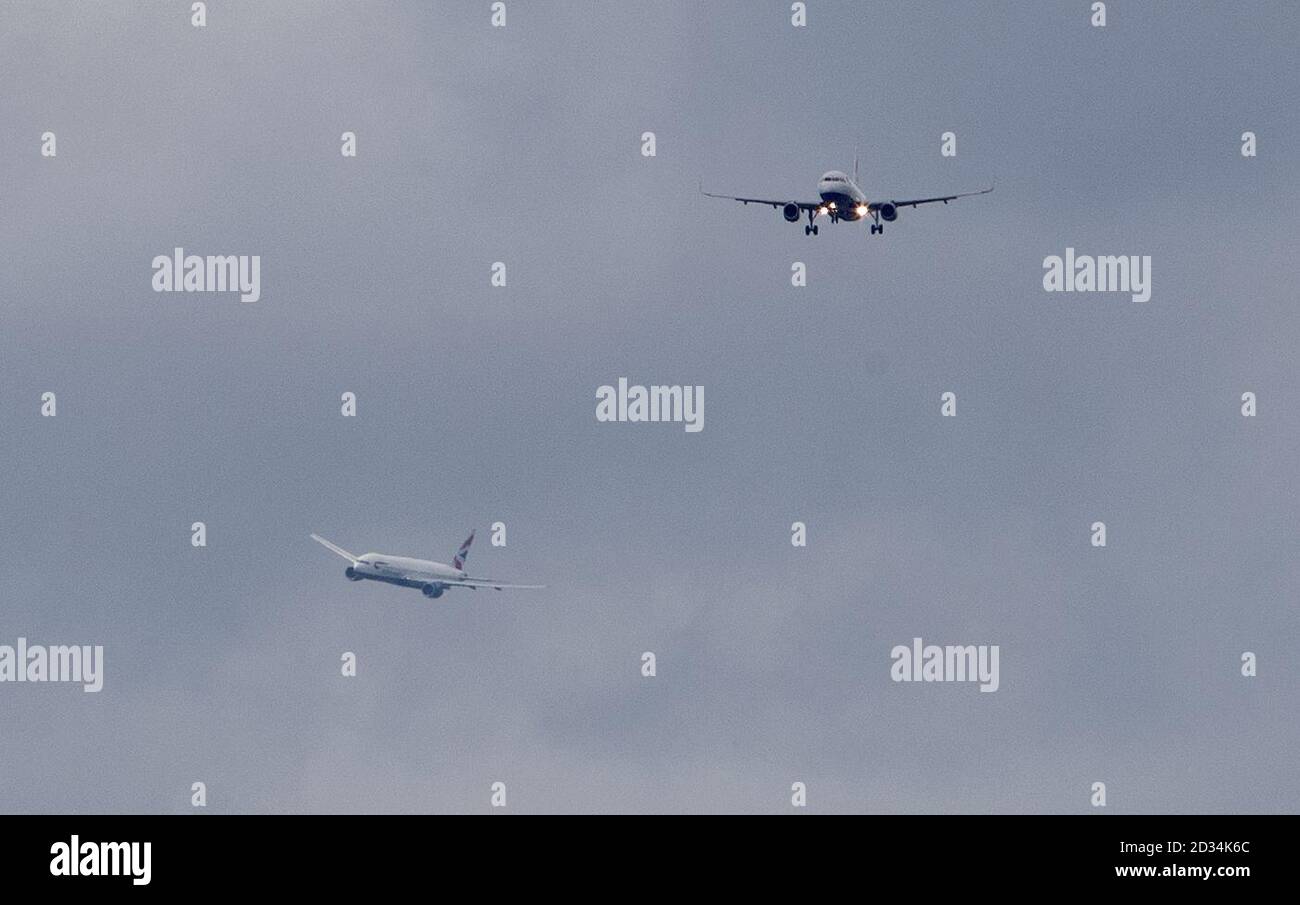 Les avions atterrissent à l'aéroport d'Heathrow à l'ouest de Londres, que les contrôleurs du trafic aérien s'agit de la journée la plus occupée dans l'histoire de l'aviation britannique du vendredi. Banque D'Images