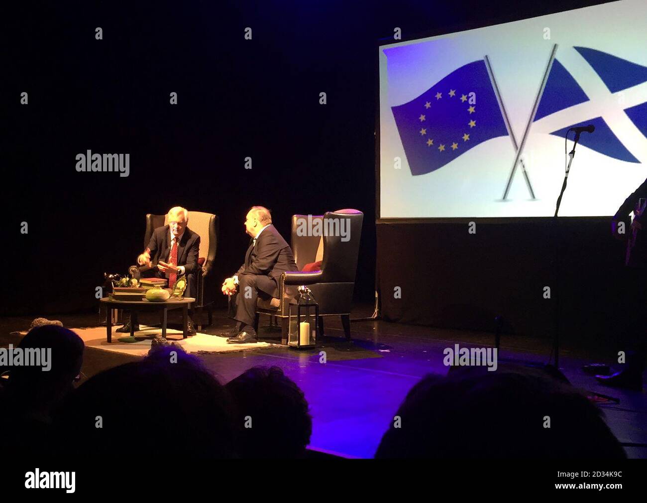 Le secrétaire du Brexit David Davis (à gauche) et l'ancien Premier ministre Alex Salmond le jour de l'ouverture du salon de tchat Fringe d'Édimbourg, Alex Salmond, qui a déchaîné à Édimbourg. Banque D'Images