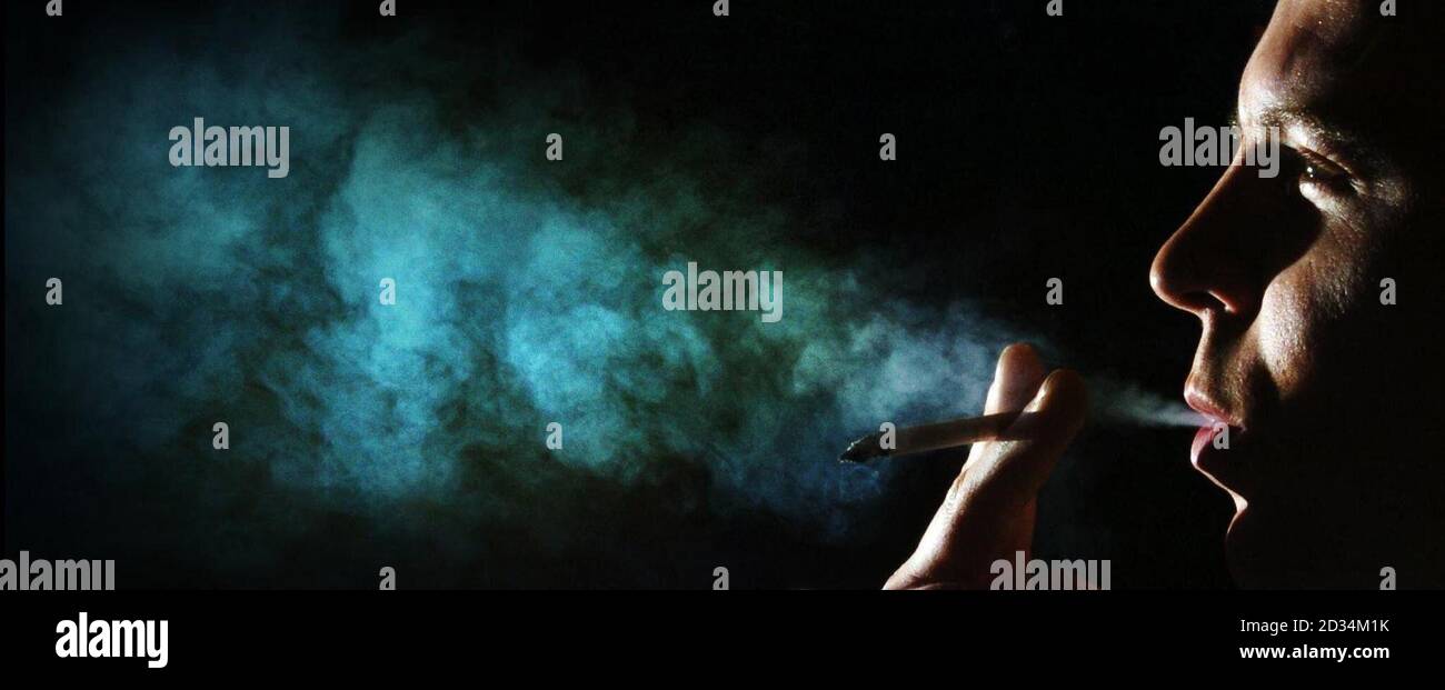 Un homme qui fume dans un pub de Glasgow, le mercredi 22 mars 2006. Une interdiction de fumer dans les lieux publics fermés en Écosse entrera en vigueur le dimanche 26 mars. Les propriétaires de pub Scots sont confrontés à des temps difficiles à venir, alors qu'ils se préparent à interdire le tabagisme dans les bars et presque tous les autres lieux de travail intérieurs ce week-end, a averti un responsable commercial irlandais agréé. Tadg O'Sullivan, directeur général de la Fédération des Vincers d'Irlande, a déclaré que l'interdiction vieille de deux ans dans la République a été un 'désastre absolu' pour les publicsayant entraîné 600 fermetures et 12,000 pertes d'emplois principalement à temps plein. Voir PA Story SCOTLAND Smoking Banque D'Images