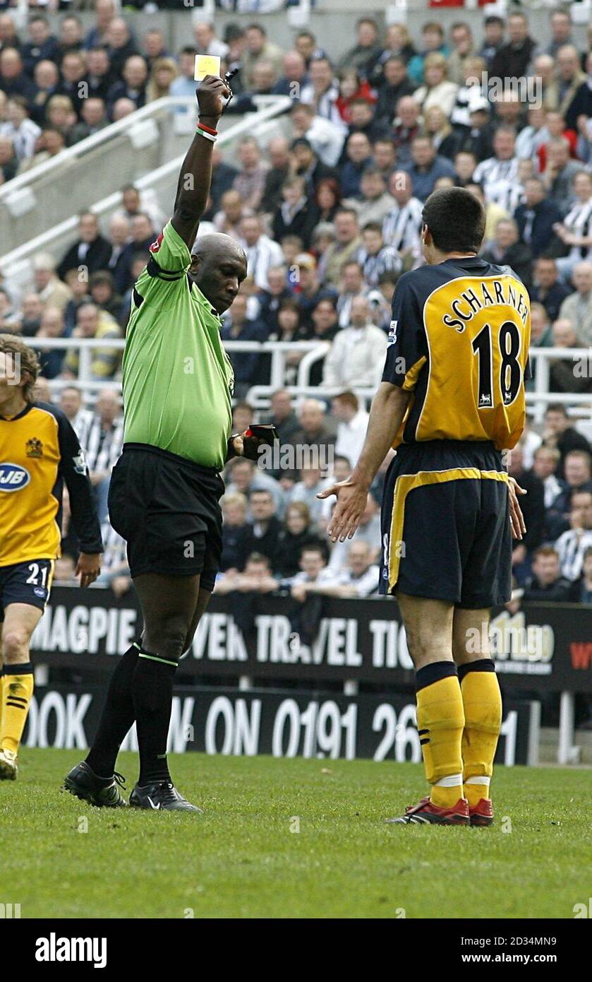 Paul Scharner de Wigan Athletic est réservé par l'arbitre Uriah Rennie Banque D'Images