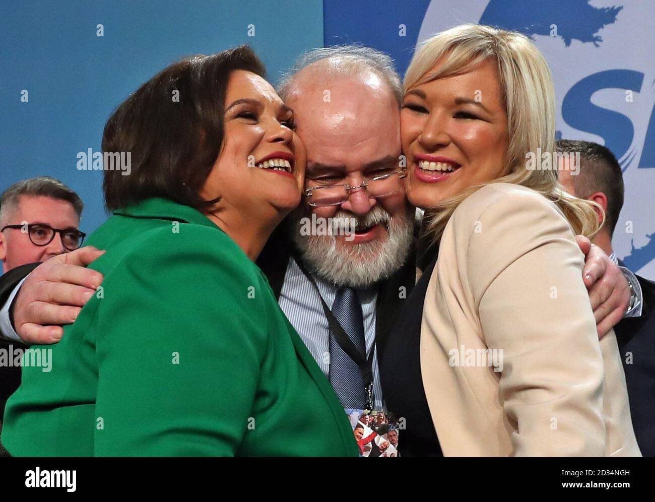 Son groupe est le président nouvellement élu, Mary Lou McDonald (à gauche) et vice-présidente Michelle O'Neill sont embrassé par Francie Molloy député à l'occasion de la conférence spéciale du parti au RDS à Dublin. Banque D'Images