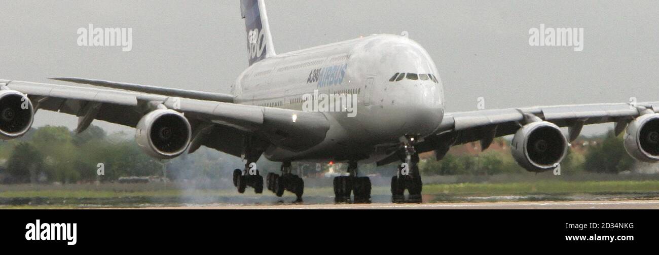 Le plus grand avion de ligne au monde, le géant Airbus A380 de 555 places, se trouve à l'aéroport de Londres Heathrow. Banque D'Images