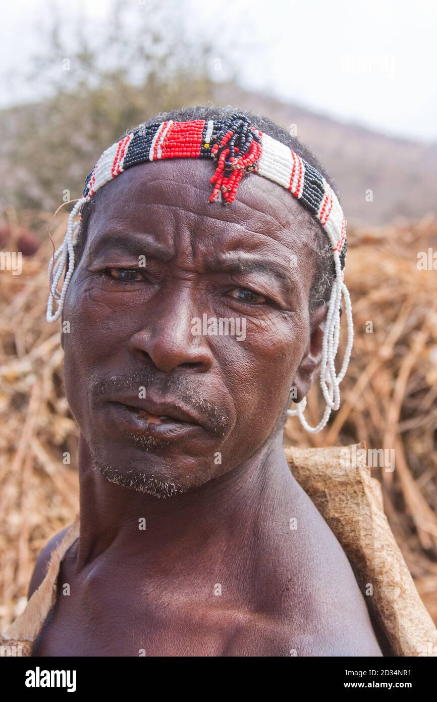 Portrait d'un chasseur Hadza. Les Hadza, ou Hadzabe, sont un groupe ethnique dans le centre-nord de la tanzanie, vivant autour du lac Eyasi, dans la vallée centrale du Rift Banque D'Images
