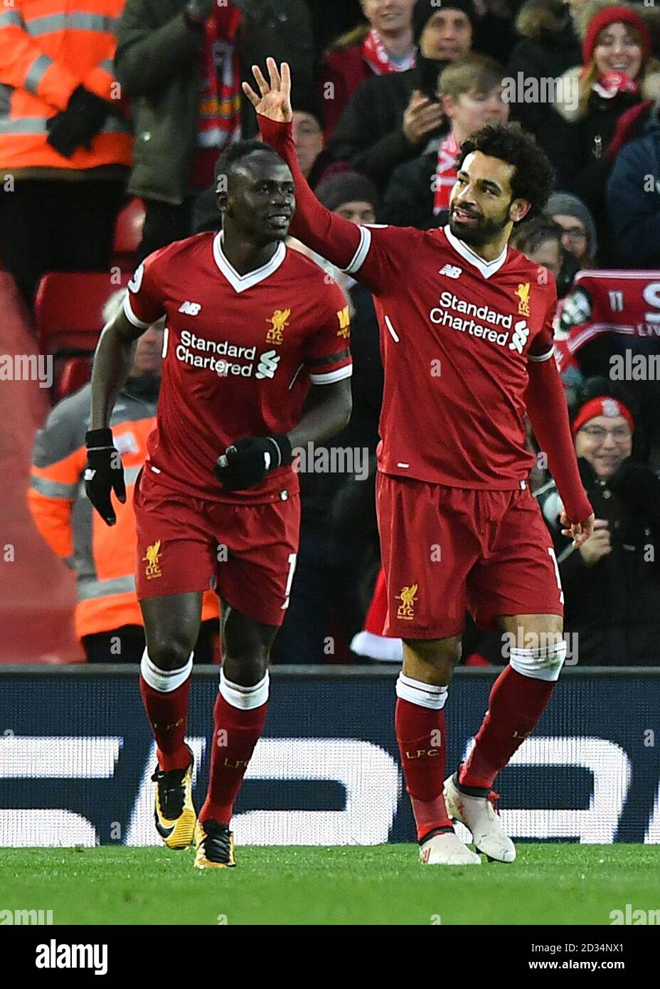 Mohamed Salah de Liverpool (à droite) célèbre le deuxième but de son côté  du match avec Sadio Mane lors du match de la Premier League à Anfield,  Liverpool Photo Stock - Alamy