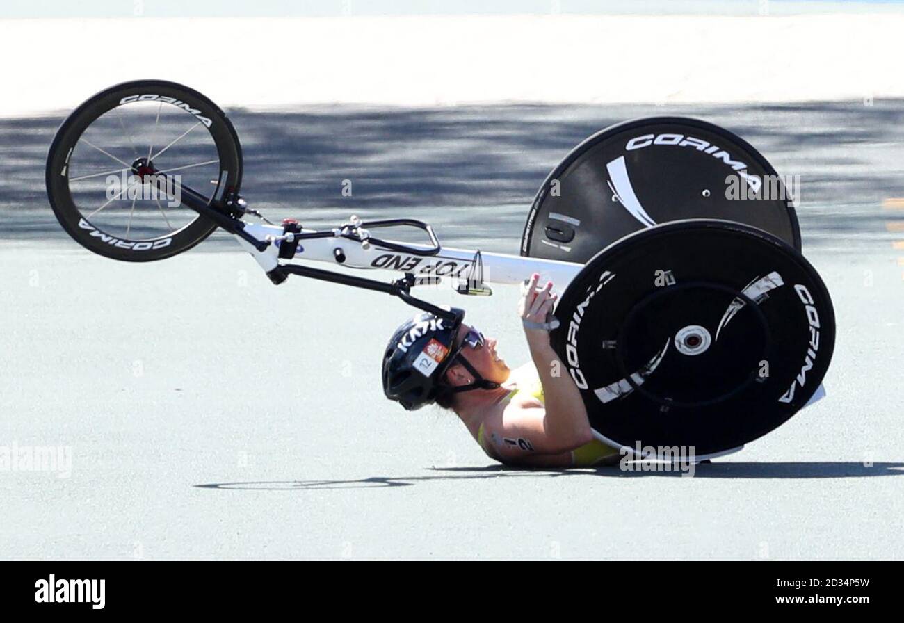 L'Australie est Lauren Parker se plante sur son chemin à la ligne d'arrivée lors de la féministe Para-triathlon finale au Southport Broadwater Parklands au cours de la troisième journée de la 2018 Jeux du Commonwealth à la Gold Coast, Australie. Banque D'Images