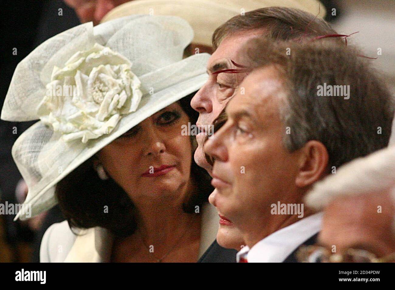 Pauline Prescott Avec Son Mari Le Vice Premier Ministre John Prescott Et Le Premier Ministre Tony Blair A La Cathedrale Saint Paul Pour Un Service D Action De Grace En L Honneur Du 80e Anniversaire De