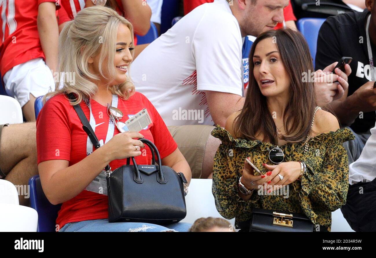 Megan Davison, partenaire de Jordan Pickford et Millie Savage, partenaire de John Stones avant la coupe du monde de la FIFA, quart de finale au stade Samara. Banque D'Images