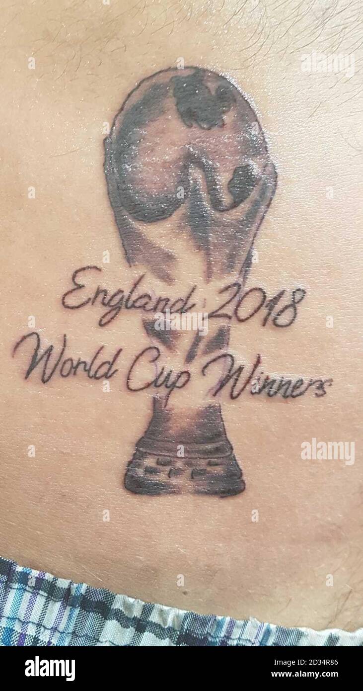 Le tatouage des lauréats de la coupe du monde d'Angleterre 2018 que Jamie Richardson, fier fan de football, a tatoué sur son ventre et il insiste sur le fait qu'il n'a aucun regret et qu'il ne le fera pas enlever. Banque D'Images