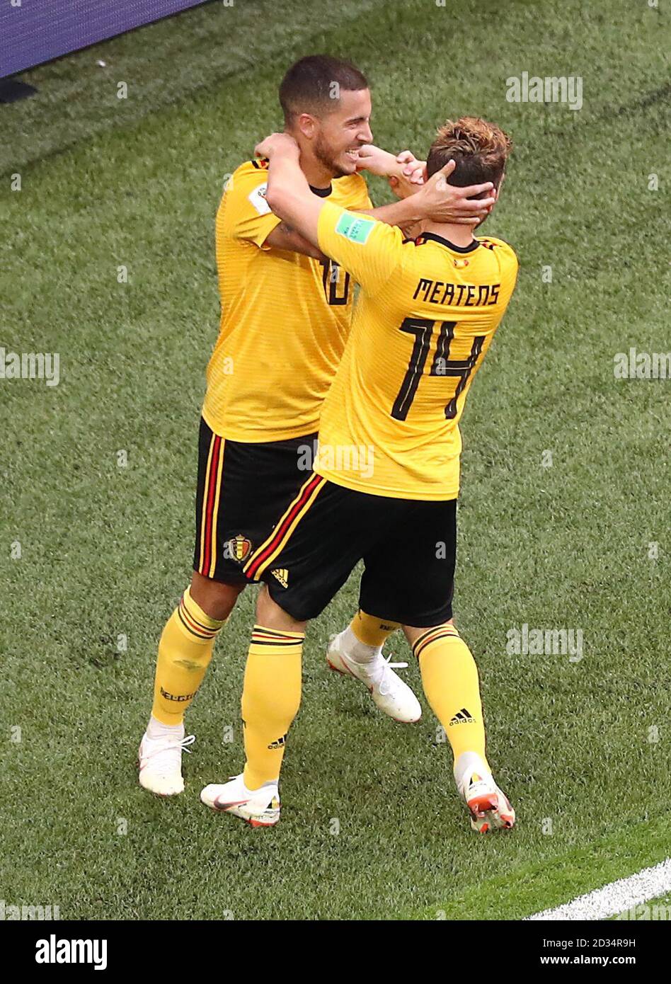 Belgique's Eden Hazard (à gauche) célèbre marquant son deuxième but de côtés du jeu avec son coéquipier Dries Mertens durant la Coupe du Monde de la troisième place match play-off à Saint Petersbourg Stadium. Banque D'Images