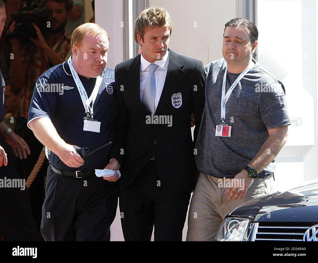 Le capitaine d'Angleterre David Beckham quitte une conférence de presse après avoir annoncé qu'il quittera ses fonction de capitaine à Mittelbergstadion, à Buhlertal, en Allemagne. Date de la photo: Dimanche 2 juillet 2006. L'Angleterre a perdu 3-1 dans une fusillade de pénalité contre le Portugal lors du quart de finale de la coupe du monde de la FIFA samedi. Voir l'histoire de PA WORLDCUP Angleterre. Le crédit photo devrait se lire: Owen Humphreys/PA. 'Cette image ne peut être utilisée que dans (i) les services de fil, les journaux, les magazines, les suppléments de journaux ou de magazines et (ii) toute version Internet de ces journaux, magazines ou suppléments, ou d'autres sites Internet éditoriaux à condition que t Banque D'Images