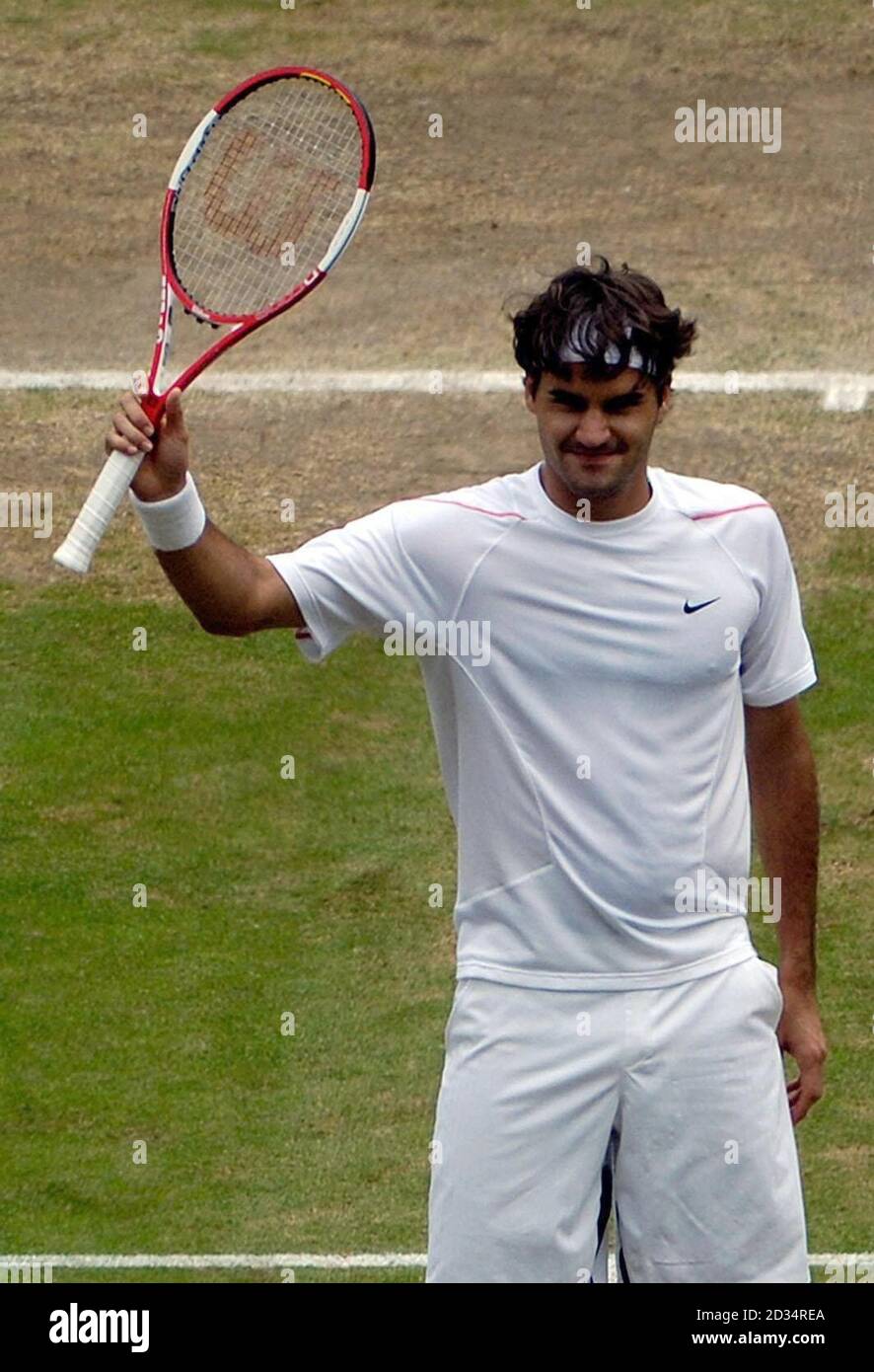 NOTE DES ÉDITEURS : RETRANSMISSION DE L'IMAGE DU POOL PA. Roger Federer, de Suisse, célèbre sa victoire contre Jonas Bjorkman, de Suède, lors du match de demi-finale des singles hommes lors des championnats d'Angleterre de tennis sur gazon à Wimbledon. Banque D'Images