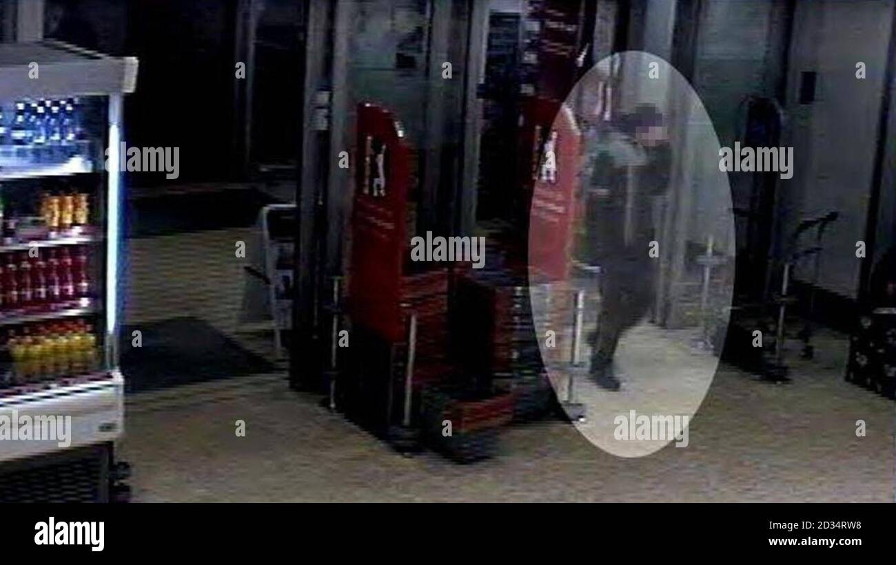 Image CCTV en date du 02/03/06 publiée par la police de Warwickchie du garçon de 15 ans entrant dans le magasin Sainsburys avant d'attaquer le jeune de 11 ans au Shires Retail Park, Leamington Spa. Banque D'Images