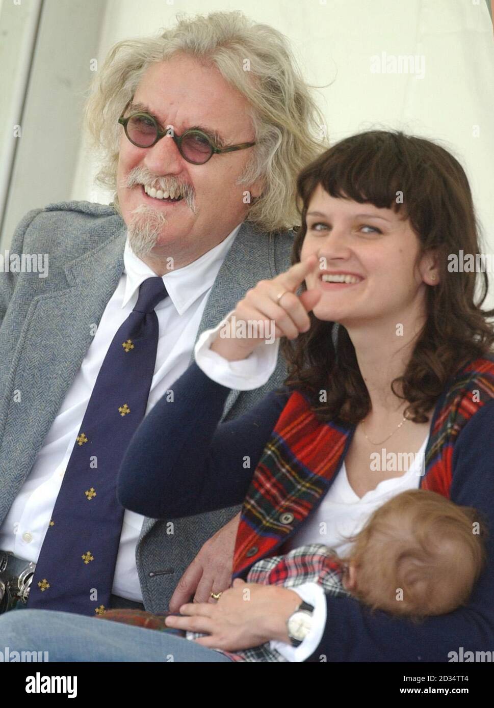 Le comédien Billy Connolly participe aux Jeux des Highlands de Lonach à Aberdeenshire avec sa fille Cara. Banque D'Images