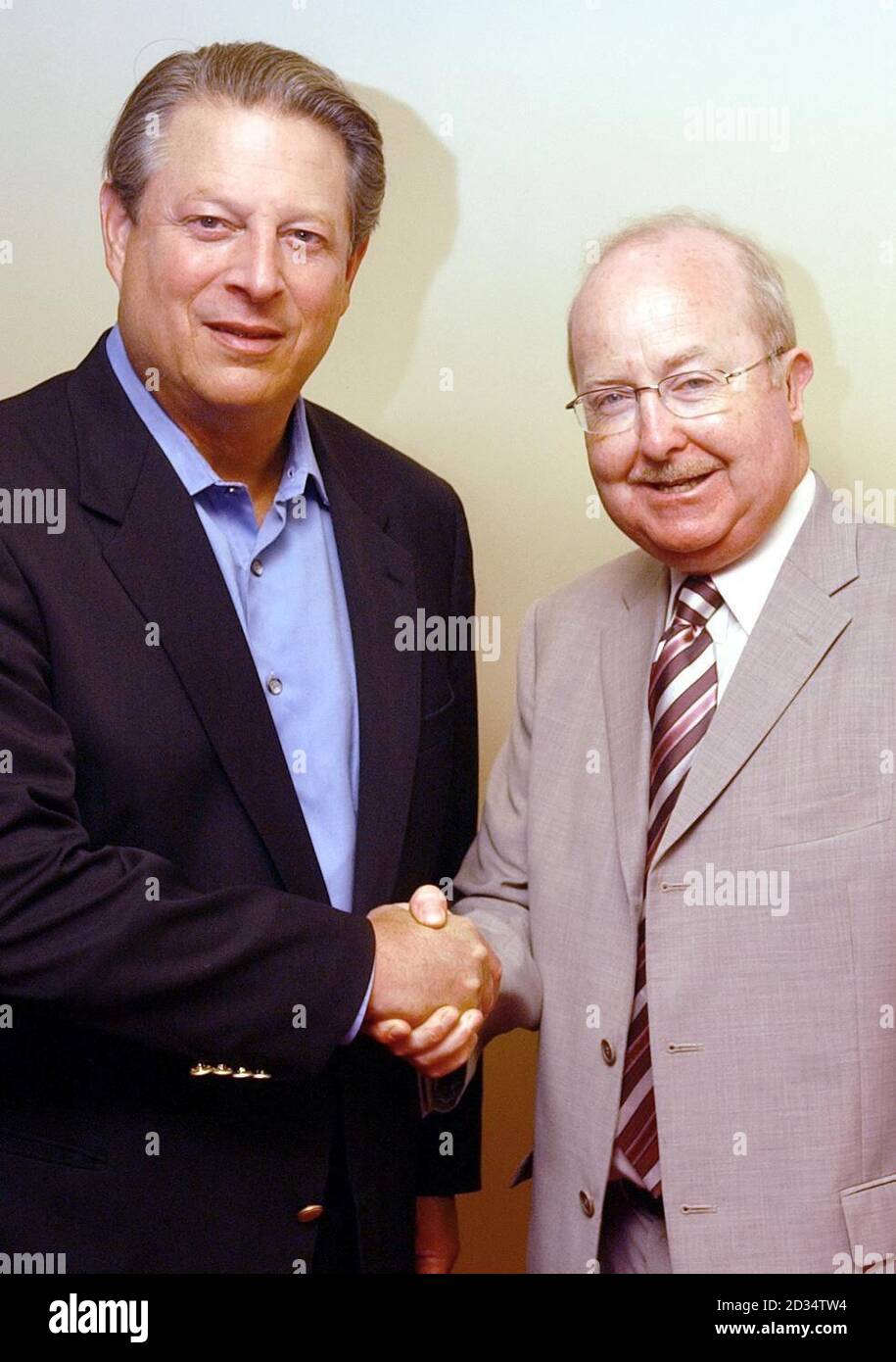 L'ancien vice-président américain Al Gore (à gauche) et ministre de l'Environnement et du développement rural, MPS Ross Finnie, se rencontrent lors du Festival international du film d'Édimbourg à Cineworld. Banque D'Images