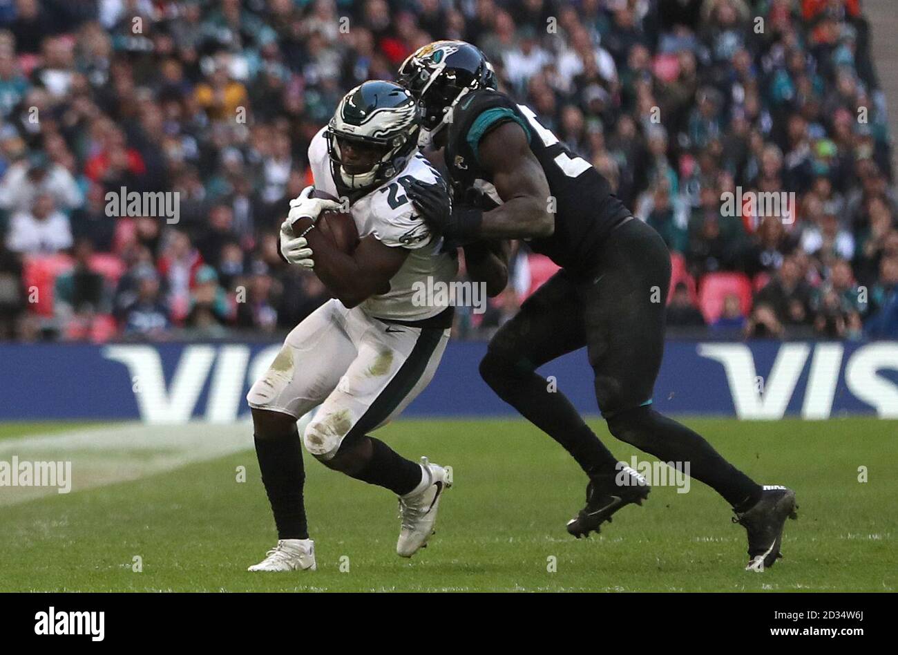 Wendell Smallwood (à gauche) de Philadelphia Eagles est affrontée par LaRoy Reynolds de Jacksonville Jaguars lors du match de la NFL International Series au stade Wembley, Londres. APPUYEZ SUR ASSOCIATION photo. Date de la photo: Dimanche 28 octobre 2018. Voir PA Story GRIDIRON London. Le crédit photo devrait se lire comme suit : Simon Cooper/PA Wire. RESTRICTIONS : utilisation des actualités et de l'édition uniquement. Toute utilisation commerciale ou non éditoriale nécessite l'autorisation écrite préalable de la NFL. Utilisation numérique soumise à une restriction de nombre raisonnable et aucune simulation vidéo de jeu. Banque D'Images