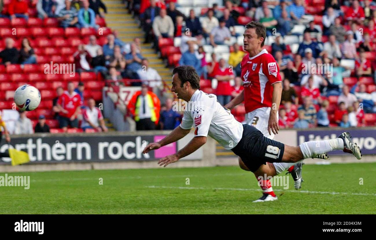 Ahmet Brkovic, de Luton Town, marque le but gagnant contre Barnsley avec cette tête de plongée lors du match de championnat Coca-Cola au terrain Oakwell, Barnsley. Banque D'Images