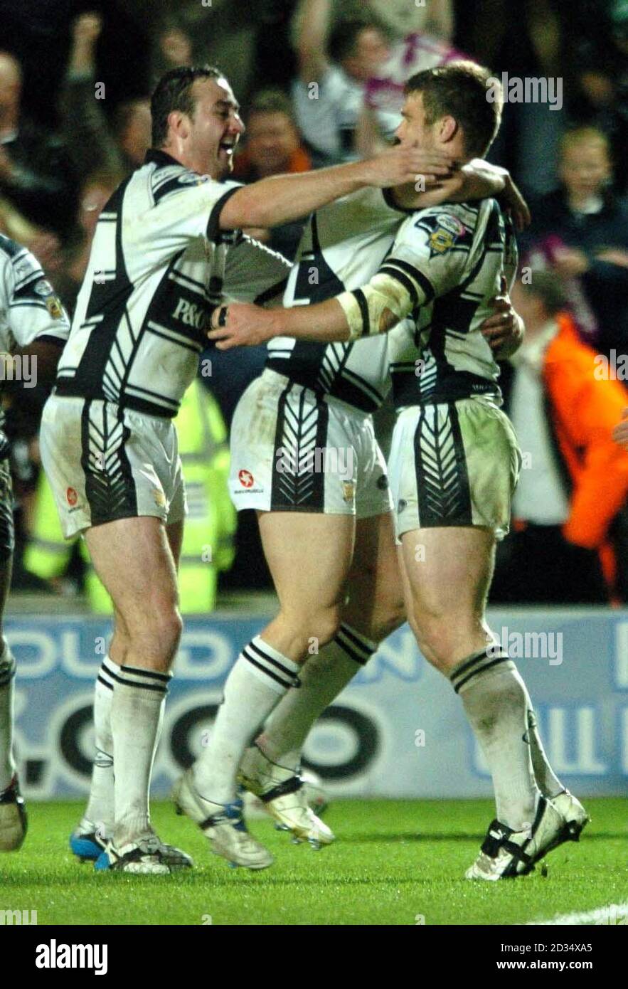 Kirk Yeaman de Hull (à droite) est félicité par le coéquipier Paul Cooke (à gauche) après avoir obtenu un score lors du match de la Super League engage contre Bradford au Kingston Communications Stadium, à Hull. Banque D'Images
