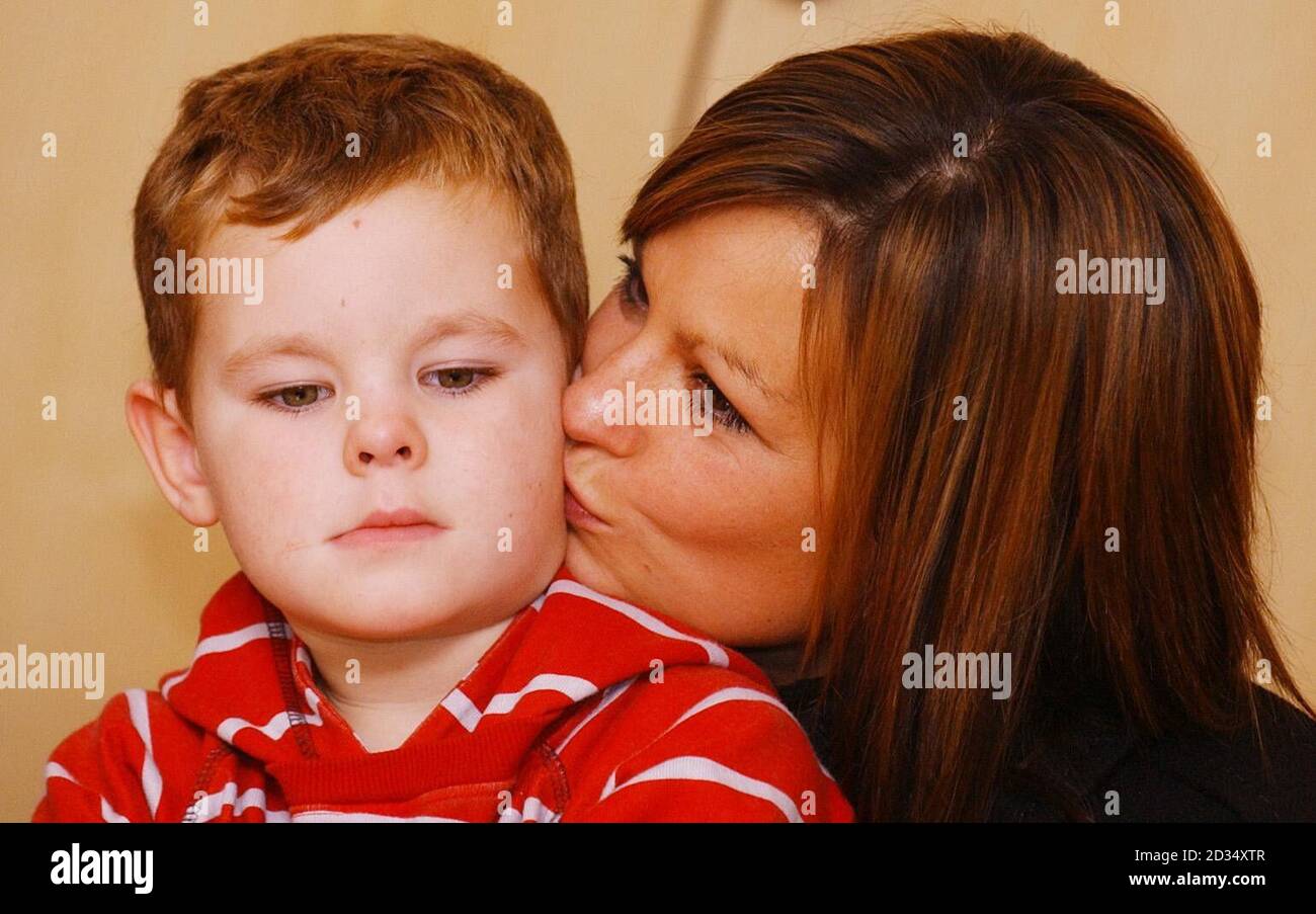 Paula Smith et son fils Jordan, quatre ans, assistent à une conférence de presse à l'hôtel Palace de Peterhead, en Écosse, après que son mari, Paul, ait été libéré après avoir été pris en otage au Nigeria. Banque D'Images