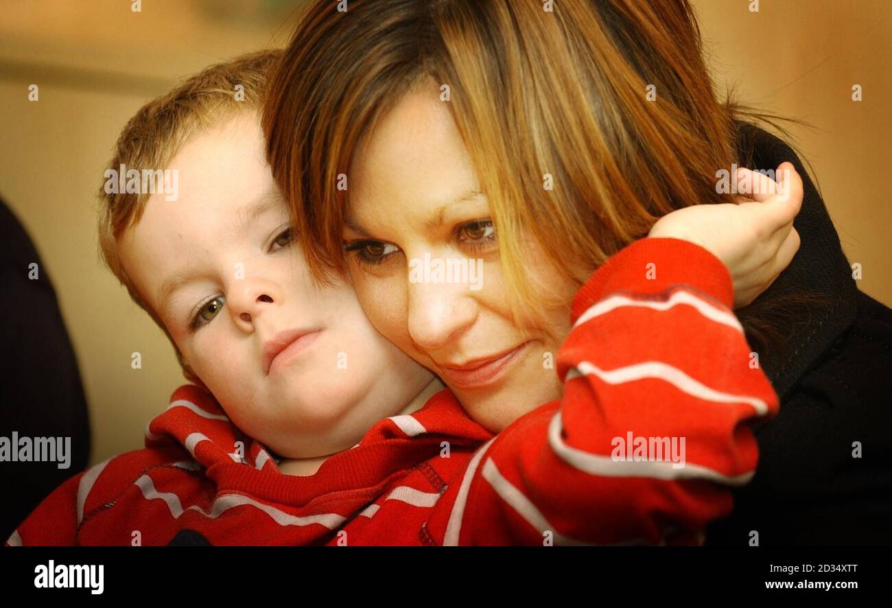 Paula Smith et son fils Jordan, quatre ans, assistent à une conférence de presse à l'hôtel Palace de Peterhead, en Écosse, après que son mari, Paul, ait été libéré après avoir été pris en otage au Nigeria. Banque D'Images Paula Smith et son fils Jordan, quatre ans, assistent à une conférence de presse à l'hôtel Palace de Peterhead, en Écosse, après que son mari, Paul, ait été libéré après avoir été pris en otage au Nigeria. Banque D'Images