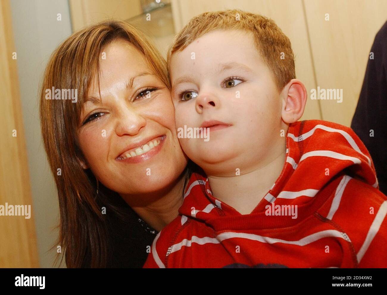 Paula Smith et son fils Jordan, quatre ans, assistent à une conférence de presse à l'hôtel Palace de Peterhead, en Écosse, après que son mari, Paul, ait été libéré après avoir été pris en otage au Nigeria. Banque D'Images