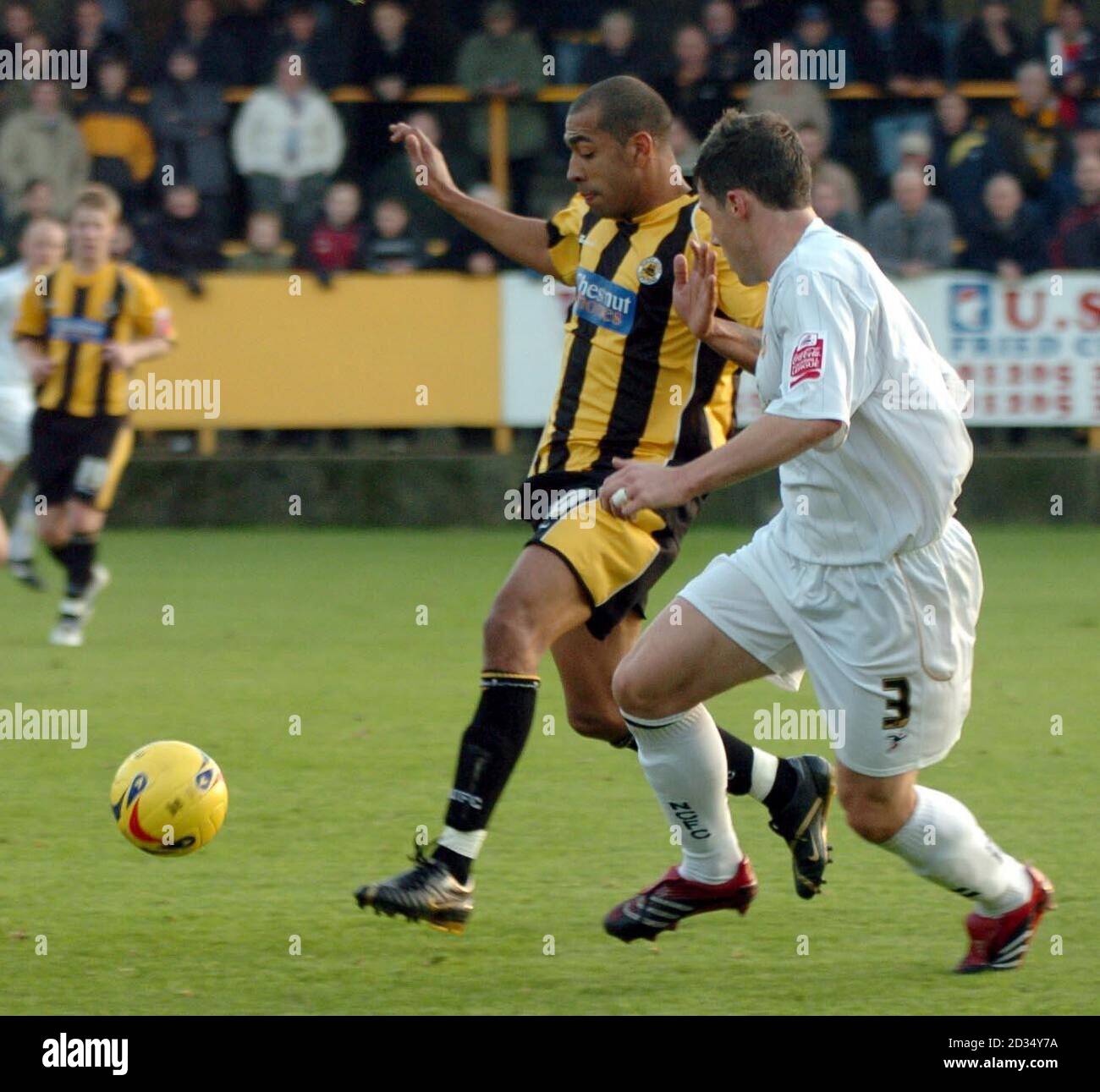 Francis Green de Boston (à gauche) et Austin McCann du comté de Notts (bataille pour le ballon pendant le match Coca-Cola League Two au StaffSmart Stadium, Boston. Banque D'Images