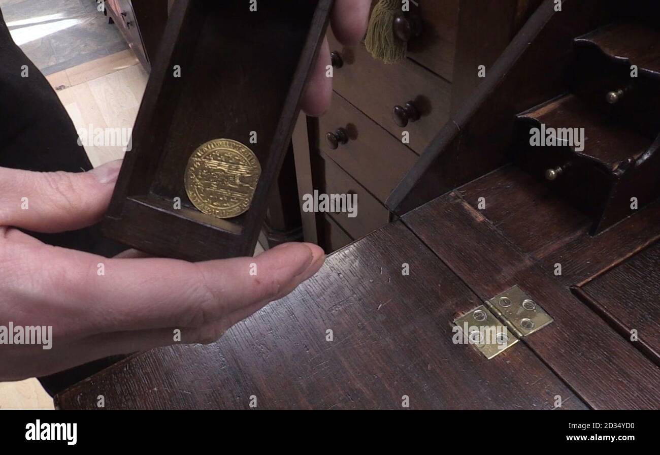 Une pièce d'or d'une valeur estimée à £3,000, qui a été trouvée par le valeureur de meubles, Edward Rycroft, à Hansons Auctioneers, à l'intérieur d'un tiroir caché d'un bureau en bois. Banque D'Images