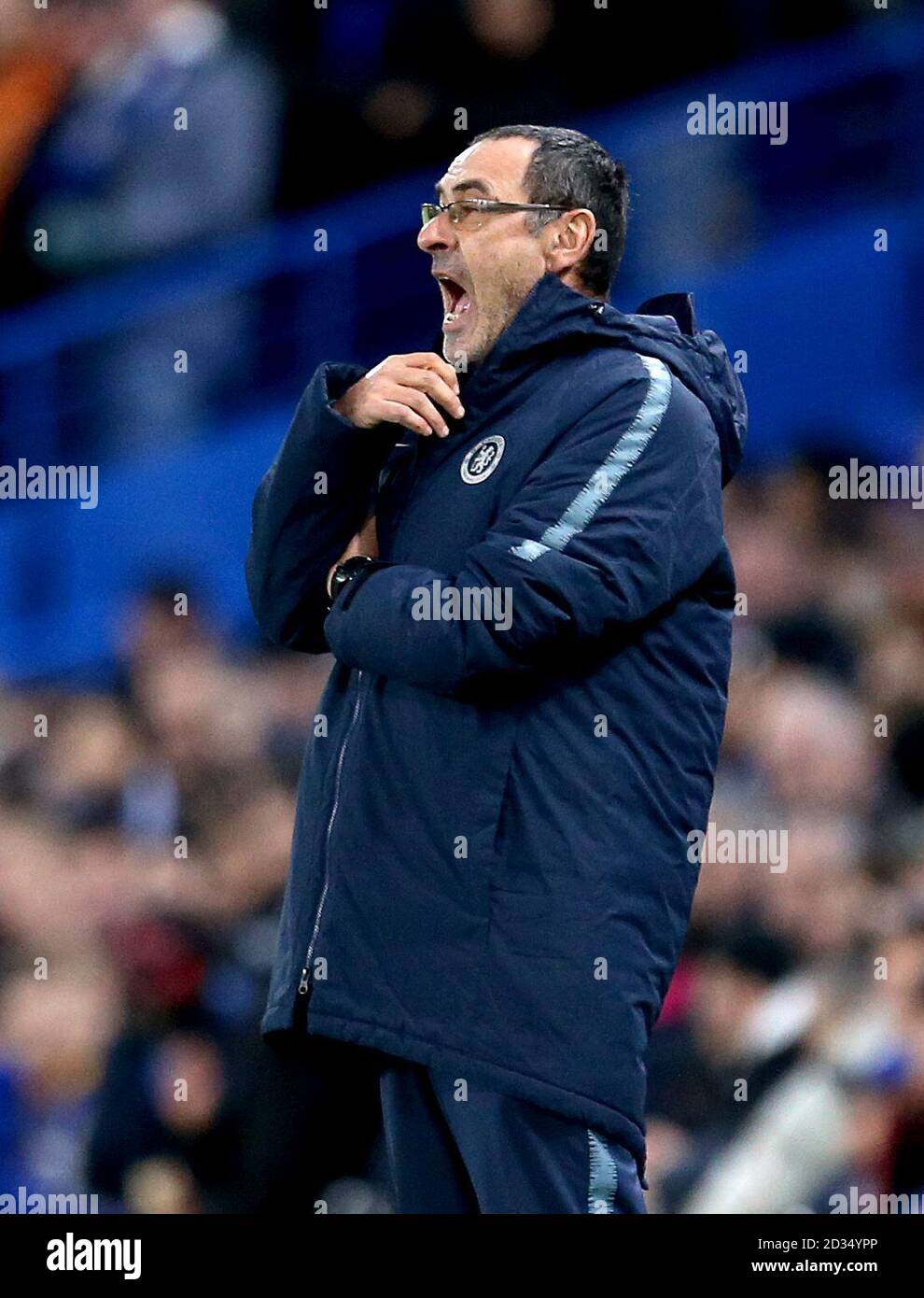 Le directeur de Chelsea, Maurizio Sarri, crie des instructions sur la ligne de contact lors de la Ligue Europa de l'UEFA, ronde de 16 première partie de match à Stamford Bridge, Londres. Banque D'Images