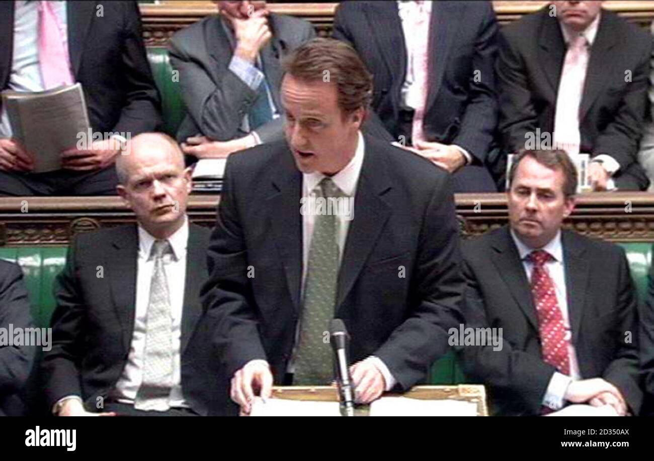 Videograb du chef de l'opposition David Cameron répondant à une déclaration du premier ministre Tony Blair à la Chambre des communes dans le centre de Londres. Banque D'Images