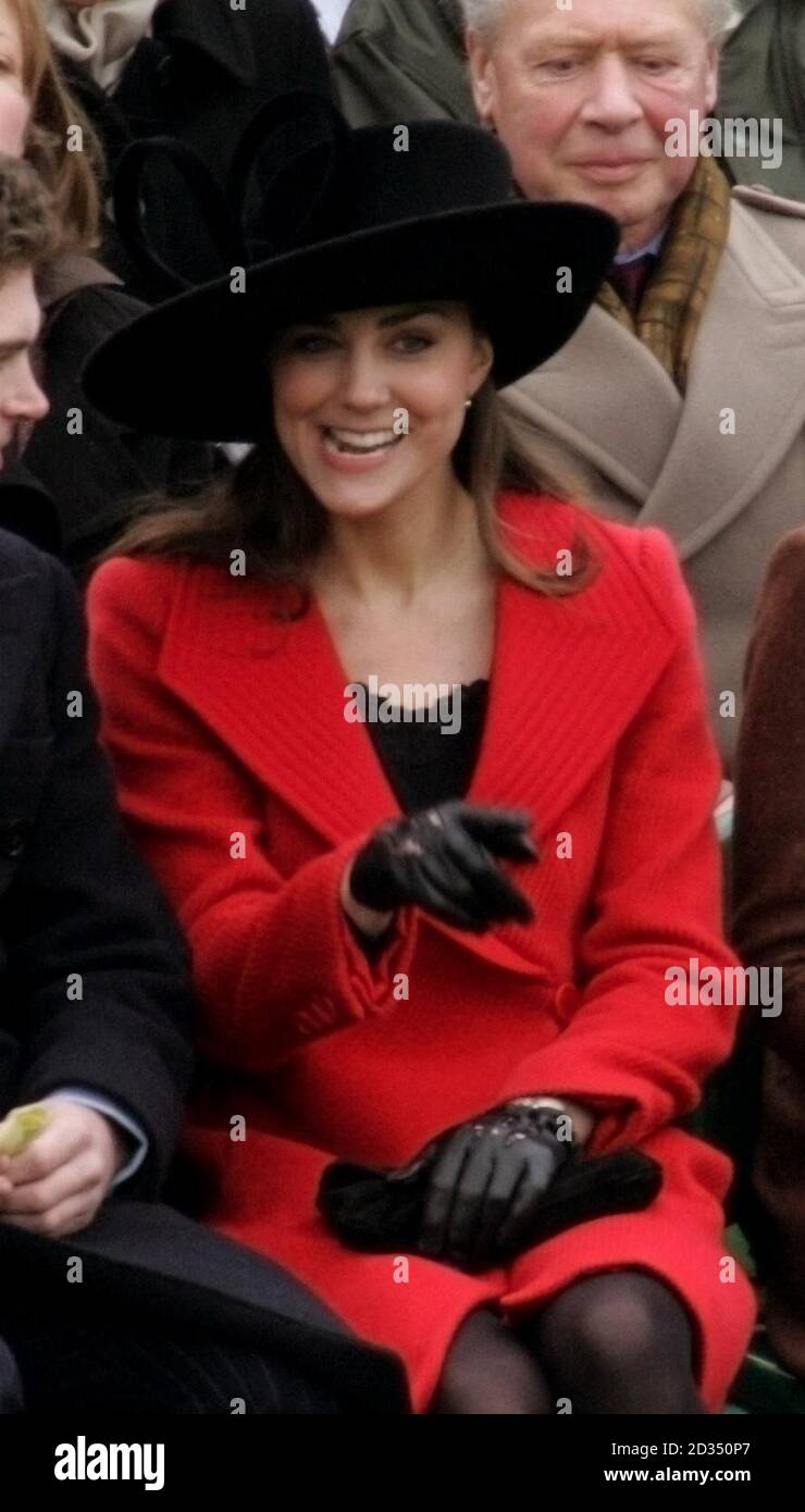 La petite amie du Prince William, Kate Middleton, au terrain de parade du Collège militaire royal de Sandhurst, pour le défilé de Sovereign d'aujourd'hui. Banque D'Images