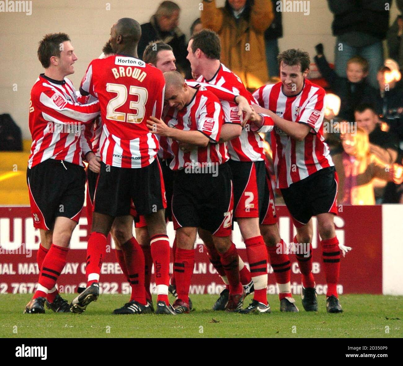 Jamie Forrester (au centre) de Lincoln est félicité par ses coéquipiers après avoir ouvert le score contre Grimsby lors du match Coca-Cola League Two à Sincil Bank, Lincoln. Banque D'Images