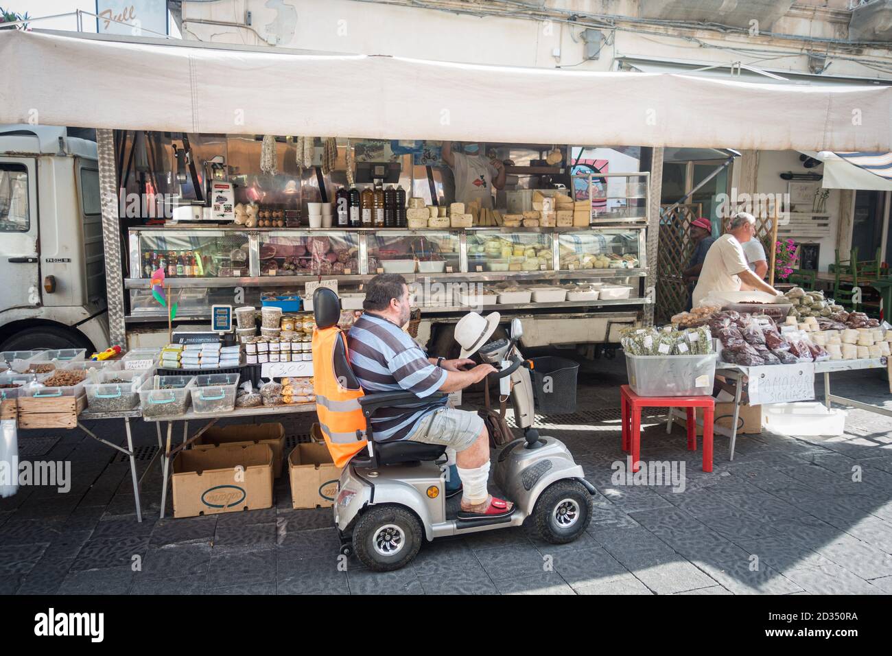 Homme en fauteuil roulant dans un marché, stalle le célèbre marché aux poissons d'Ortygia à Syracuse. Ortygia est une île dans la ville sicilienne de Syracuse, on Banque D'Images