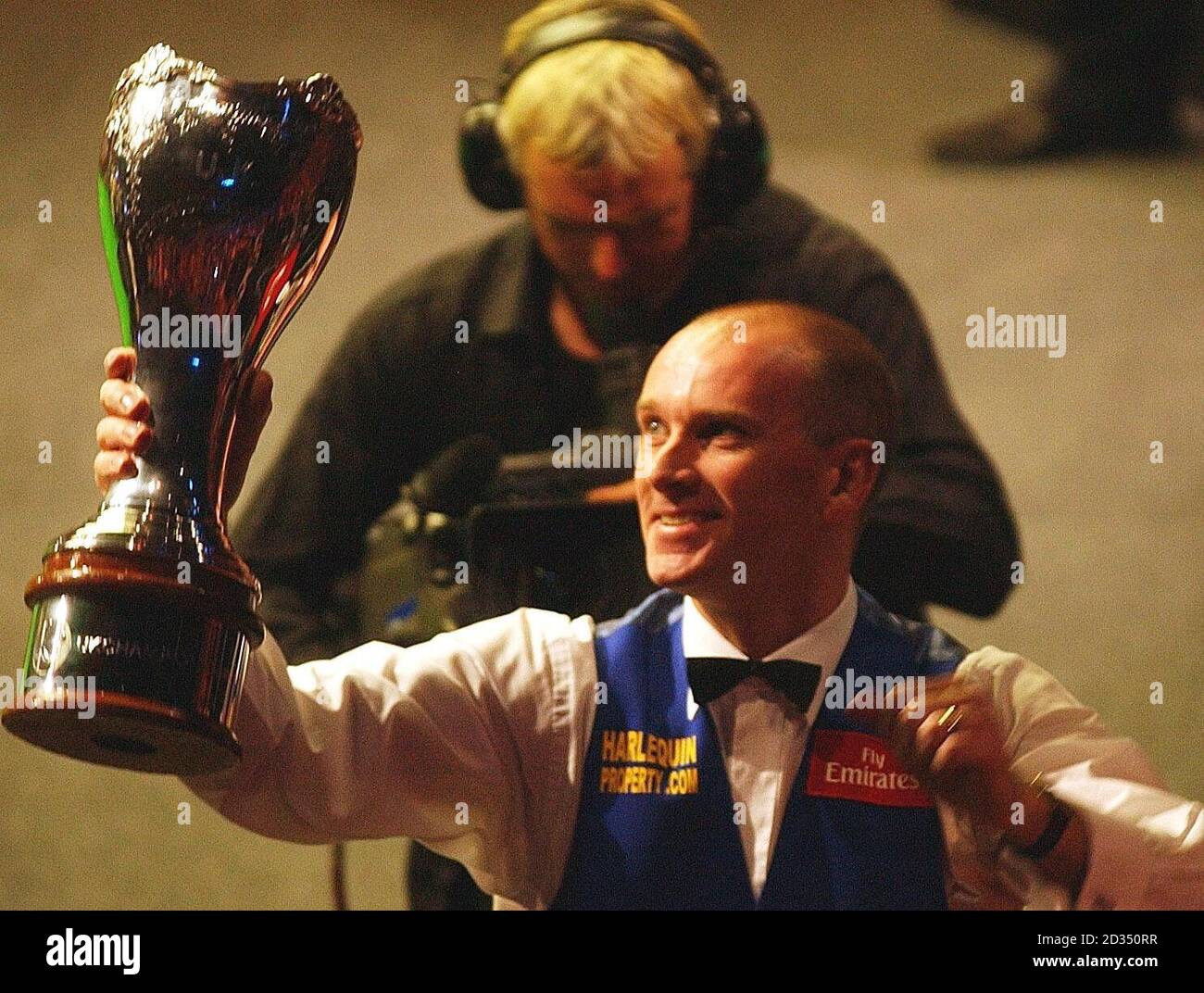 Peter Ebdon, en Angleterre, célèbre avec le trophée après avoir battu Stephen Hendry, en Écosse, lors de la finale des championnats britanniques de snooker de Maplin au York Barbican Center, York. Banque D'Images