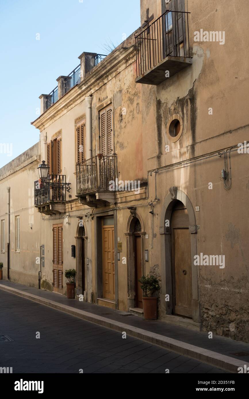 Ancienne rue sicilienne dans la ville de montagne de Castroreale. Banque D'Images