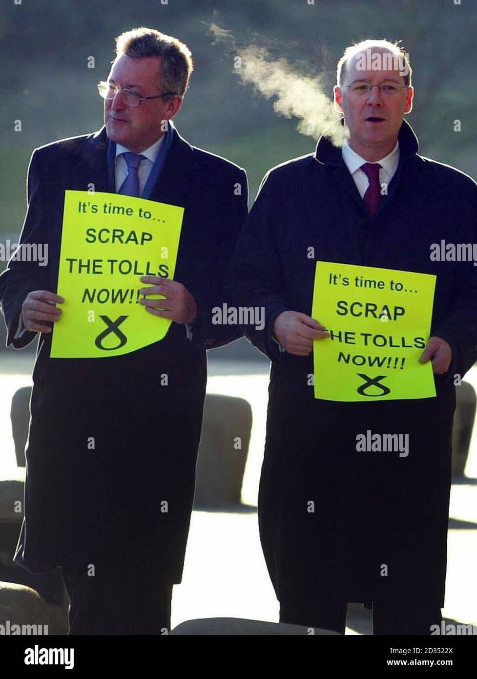 Les MSP Fergus Ewing (à gauche) et John Swinney du Parti national écossais protestent devant le Parlement écossais d'Édimbourg pour montrer leur engagement à abolir les péages sur les ponts de Tay et Forth Road. Banque D'Images