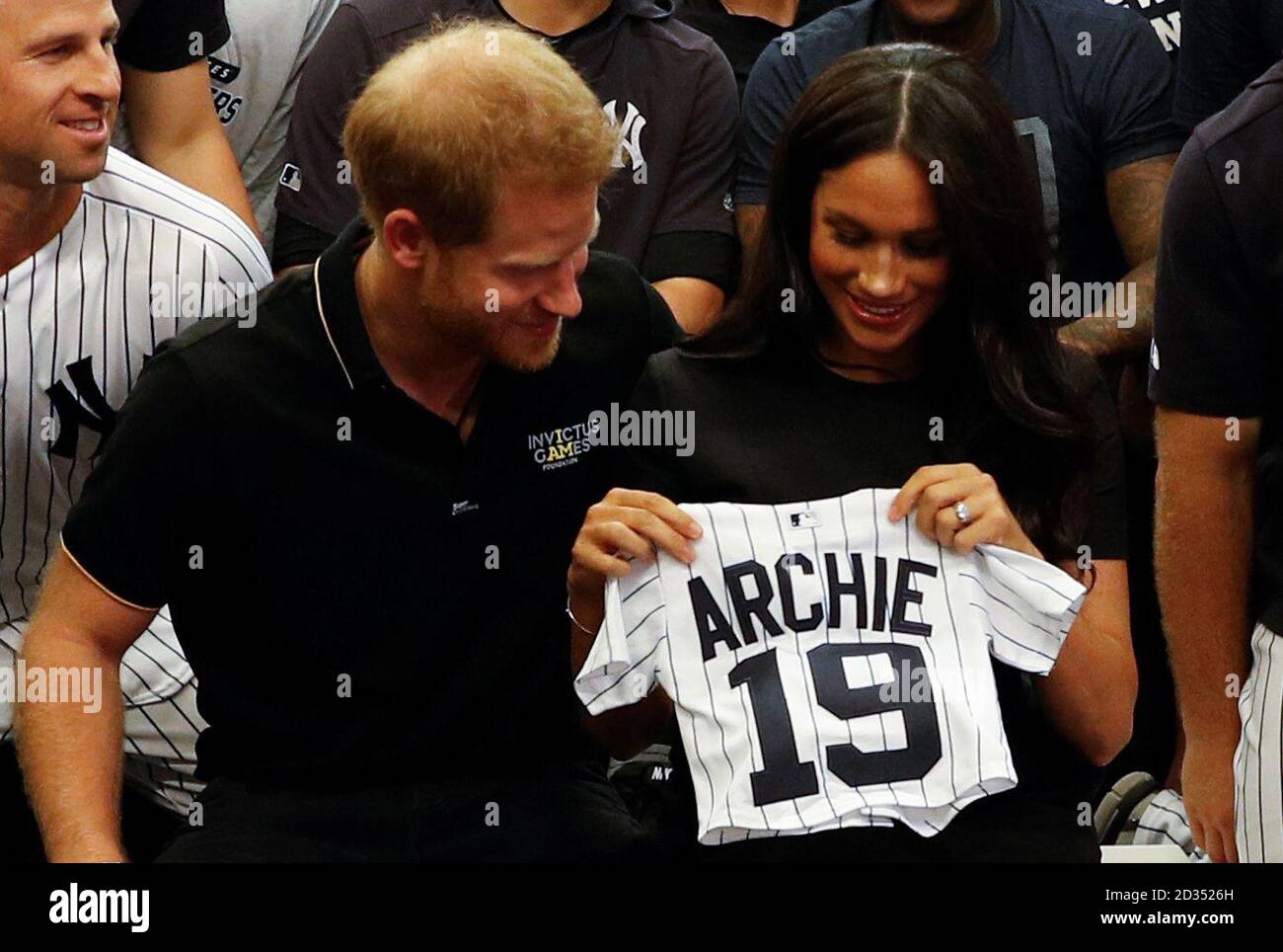 Le duc et la duchesse de Kent recevoir des présents pour leur fils Archie comme ils rencontrer des acteurs de la Nouvelle York Yankee comme ils fréquentent les Red Sox de Boston vs Yankees de New York d'un match de baseball au stade de Londres à l'appui de l'Invictus Games Foundation. Banque D'Images