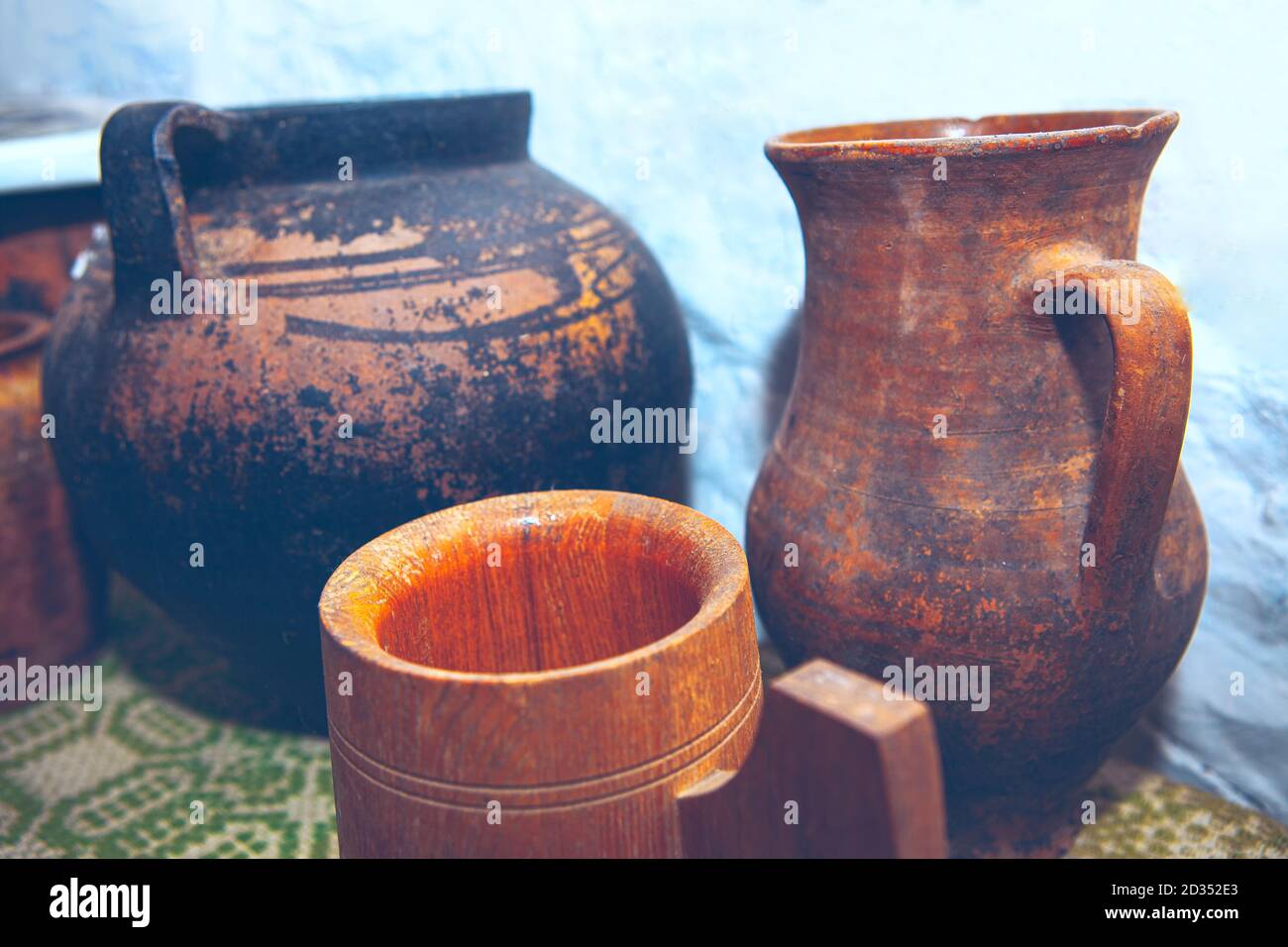 cruches anciennes en argile et coupe en bois Banque D'Images