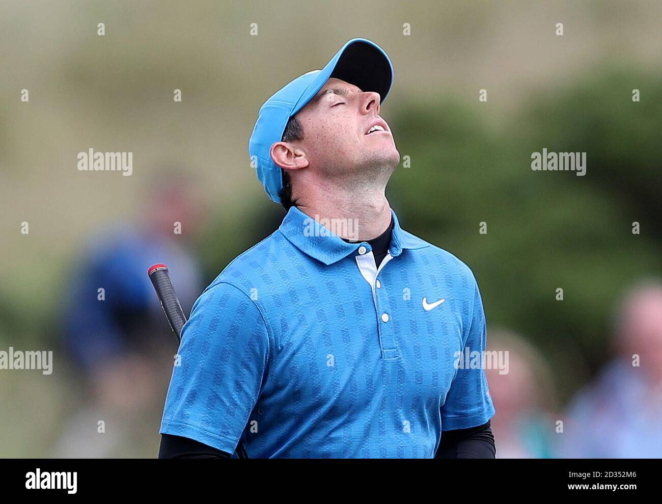 L'Irlande du Nord, Rory McIlroy marche sur du 17e au cours de la première journée du championnat ouvert en 2019 au Club de golf Royal Portrush. Banque D'Images