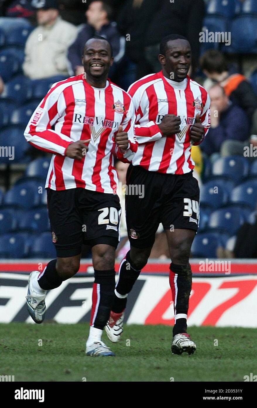Dwight Yorke de Sunderland célèbre avec son coéquipier Stern John après avoir obtenu son score contre West Bromwich Albion lors du match de championnat de la ligue de football Coca-Cola à Hawthorns, West Bromwich. Banque D'Images