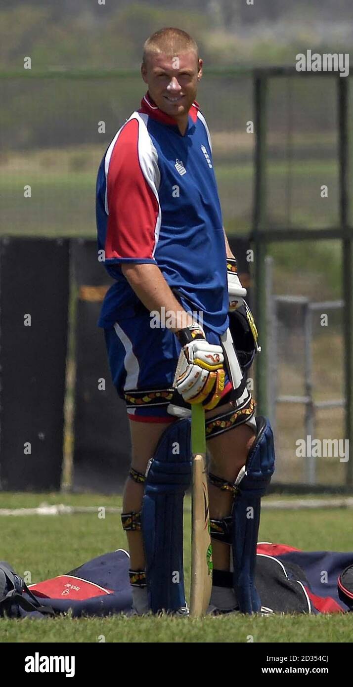 Andrew Flintooff, de l'Angleterre, attend de battre pendant une séance d'entraînement au Windward Cricket Club, à St Phillip, à la Barbade. Banque D'Images