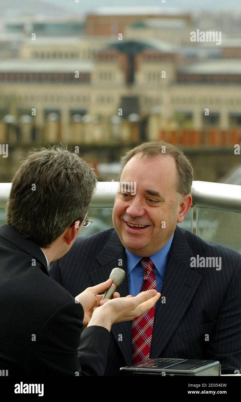 Alex Salmond, chef du parti national écossais, s'entretient avec un journaliste après avoir organisé un petit déjeuner d'affaires à Édimbourg pour discuter avec les chefs d'entreprise des plans du parti pour stimuler la croissance de l'économie écossaise. Banque D'Images