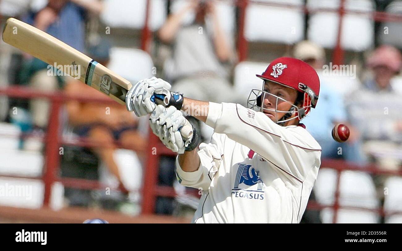 Marcus Trescothick de Somerset joue et passe à côté lors du match de la Liverpool Victoria Championship Division Two au County Ground, à Taunton, dans le Somerset. Banque D'Images