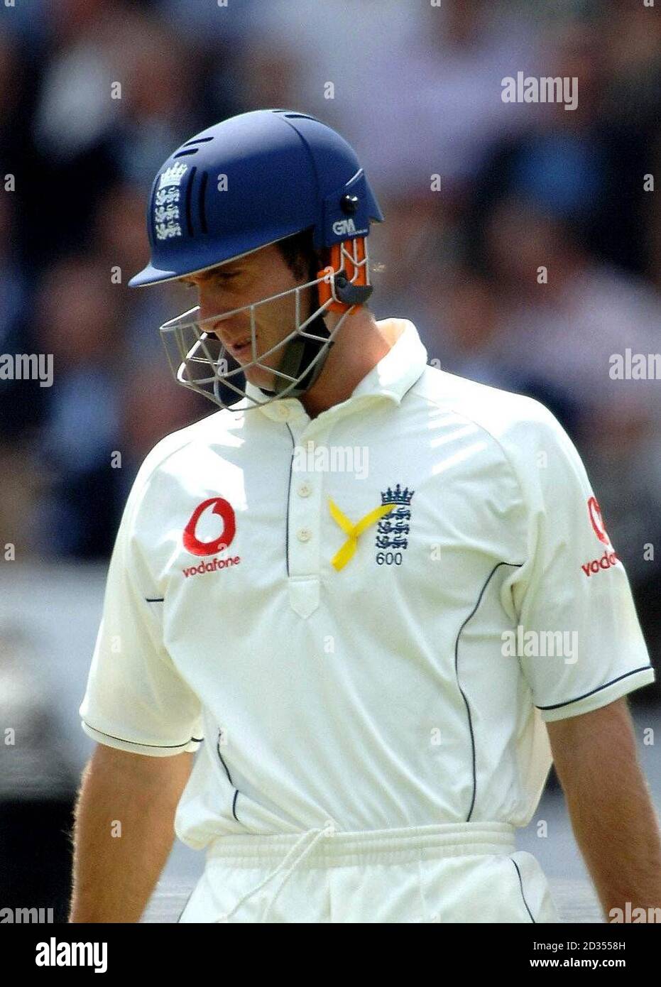 Michael Vaughan, en Angleterre, porte un ruban jaune lors du premier jour du deuxième match de npower Test contre les Antilles au terrain de cricket de Headingley, à Leeds. Banque D'Images