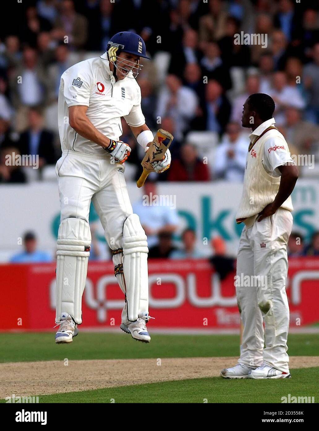 Kevin Pietersen, en Angleterre, célèbre après avoir atteint son siècle lors du premier jour du deuxième match de npower Test au terrain de cricket de Headingley, à Leeds. Banque D'Images