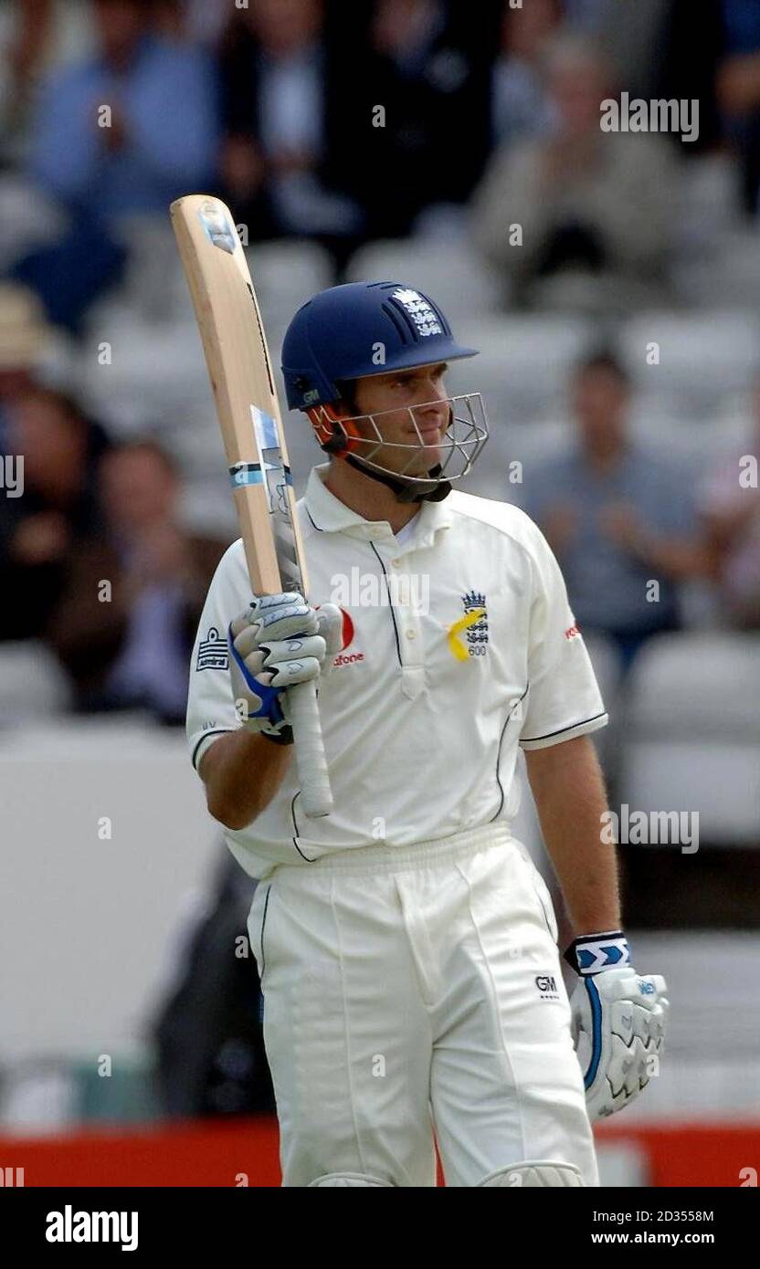 Le capitaine d'Angleterre Michael Vaughan élève sa chauve-souris après avoir atteint son demi-siècle contre les West Indies lors du premier jour du deuxième match du npower Test au terrain de cricket de Headingley, à Leeds. Banque D'Images