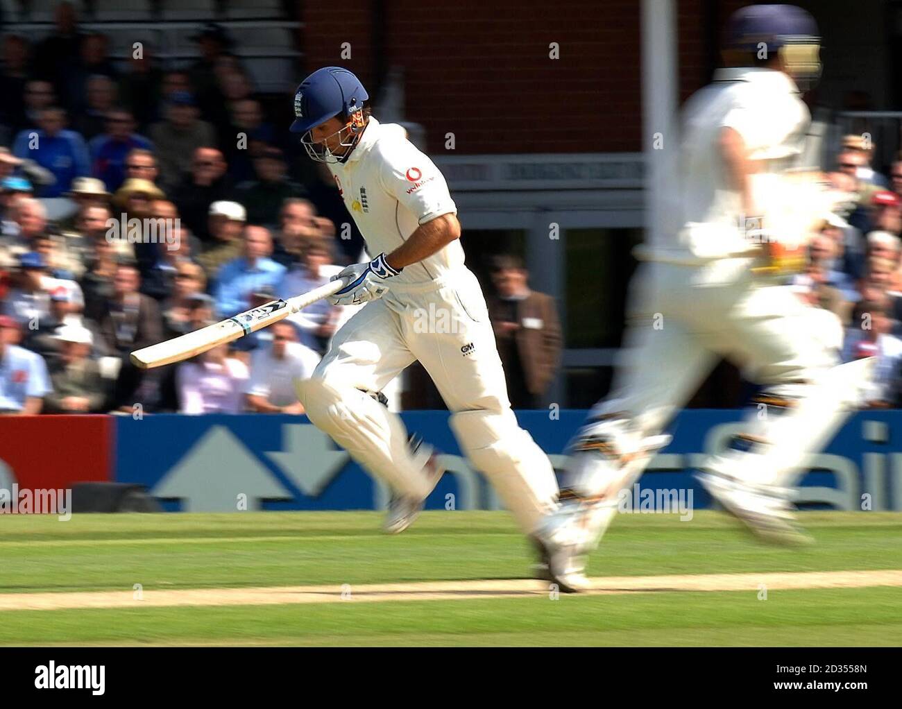 Michael Vaughan (à gauche) et Kevin Pietersen, le captien d'Angleterre, courent entre les bickets au cours de la première journée du deuxième match de npower Test au terrain de cricket de Headingley, à Leeds. Banque D'Images
