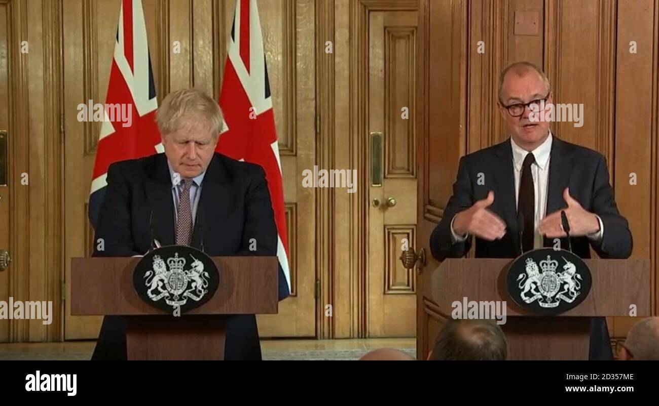 Un screengrab tiré de la vidéo de l'AP du (de gauche à droite) Premier ministre Boris Johnson et du conseiller scientifique en chef Sir Patrick Vallance, prenant la parole lors d'une conférence de presse sur le plan d'action du gouvernement sur le coronavirus, au 10 Downing Street, à Londres. Banque D'Images