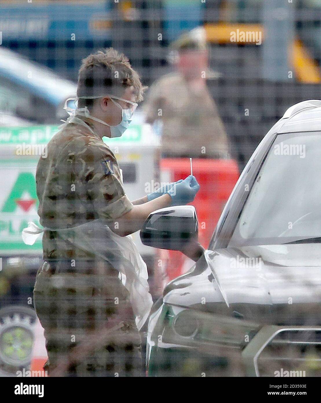 Photo prise à 1115:00 du personnel militaire effectuer des tests dans une installation d'essai dans le parking à long séjour de l'aéroport de Glasgow, car le Royaume-Uni continue à se verrouiller pour aider à freiner la propagation du coronavirus. Banque D'Images