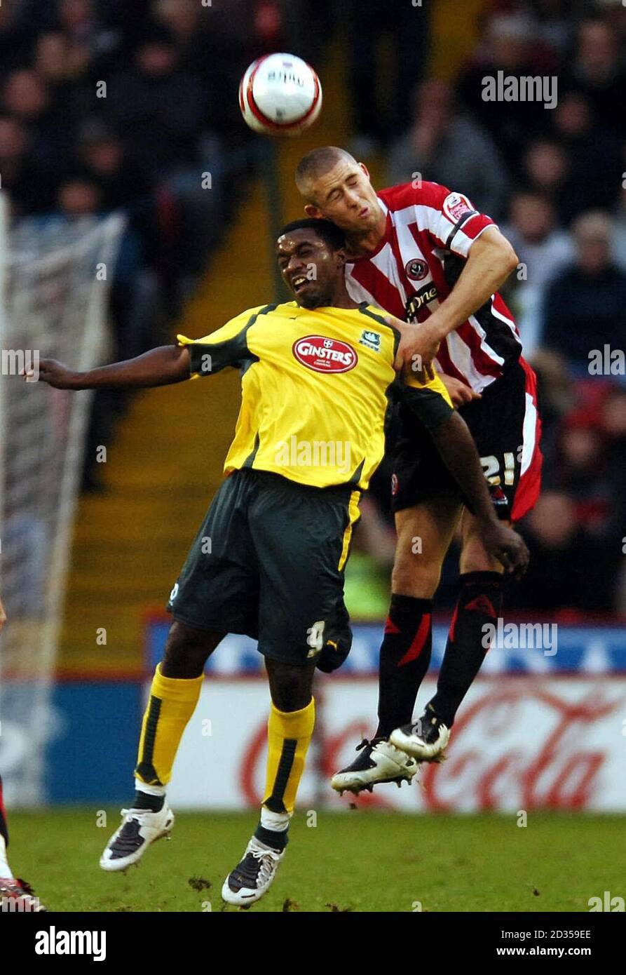 Chris Armstrong de Sheffield United et Sylvan Ebanks-Blake de Plymouth Argyle sautent pour le ballon lors du match de championnat de la ligue de football Coca-Cola à Bramall Lane, Sheffield. Banque D'Images