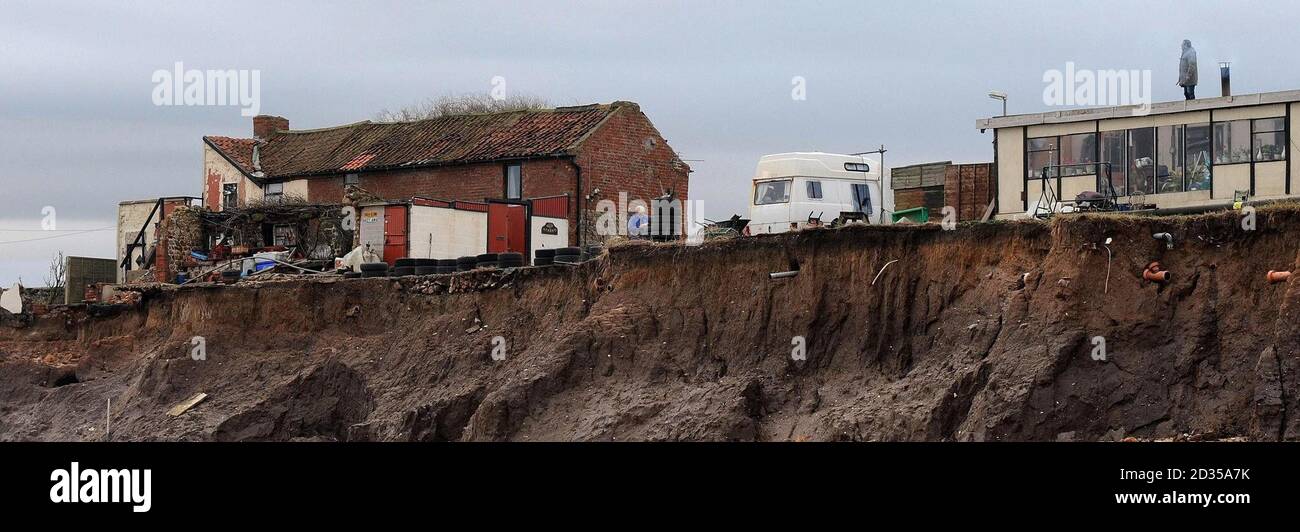 Cliff Farm, sur la côte est, près de Skipsea, a été laissé sur le bord de la mer du Nord et sera chanceux de durer encore une année. Le propriétaire Colin Arnold et sa famille continuent de vivre dans ce qui ressemble maintenant à une propriété destinée à glisser sur le bord. Banque D'Images